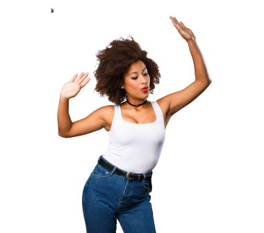 Beyaz arka plan üzerinde siyah kadın dans izole genç