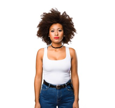 Beyaz arka plan üzerinde siyah kadın ayakta izole genç