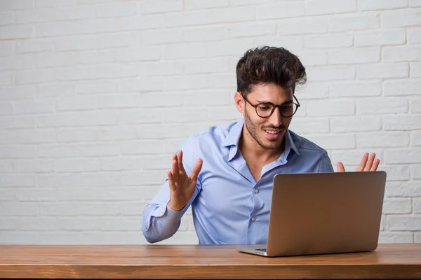 Jovem Homem Negócios Sentado Trabalhando Laptop Surpreso Chocado Olhando Com — Fotografia de Stock