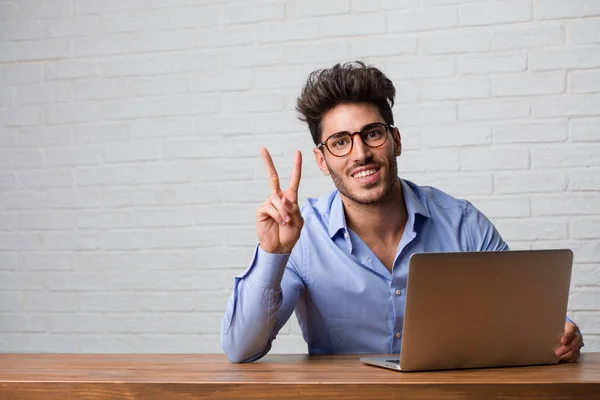 Mladí Obchodní Muž Sedí Pracuje Notebooku Zobrazeno Číslo Dvě Symbol — Stock fotografie