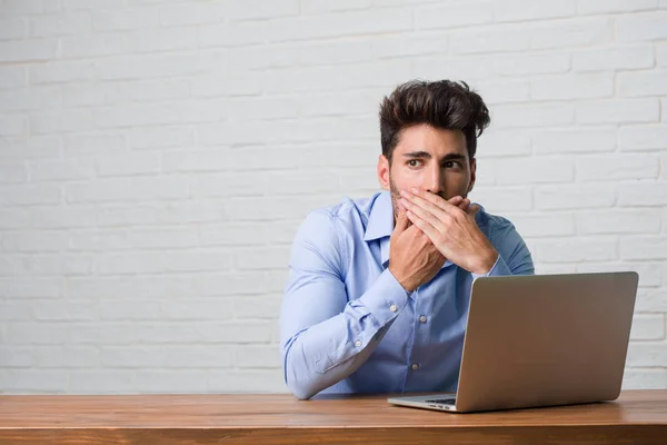 Jovem Homem Negócios Sentado Trabalhando Laptop Cobrindo Boca Símbolo Silêncio — Fotografia de Stock