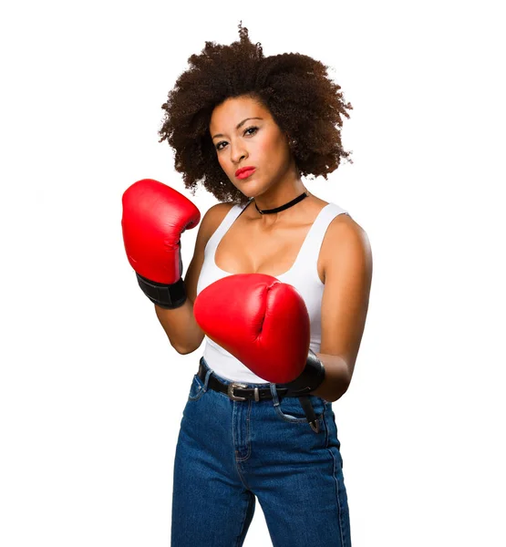Junge Schwarze Frau Mit Boxhandschuhen Isoliert Auf Weißem Hintergrund — Stockfoto