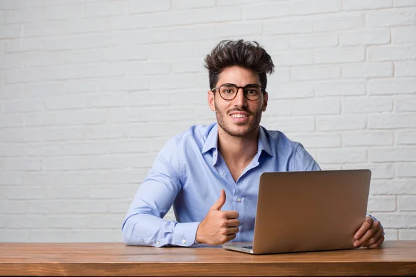 Jovem Homem Negócios Sentado Trabalhando Laptop Alegre Animado Sorrindo Levantando — Fotografia de Stock