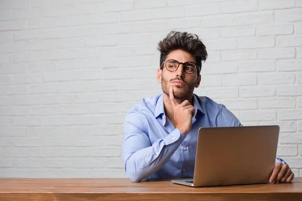 Jonge Zakenman Zitten Werken Een Laptop Denken Opzoeken Verward Een — Stockfoto