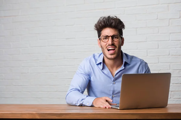 Jeune Homme Affaires Assis Travaillant Sur Ordinateur Portable Hurlant Colère — Photo