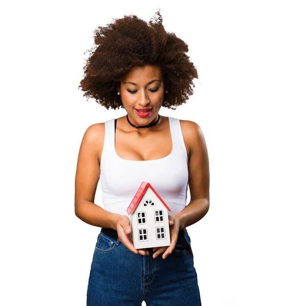 Молода Чорна Жінка Тримає Маленький Будинок — стокове фото
