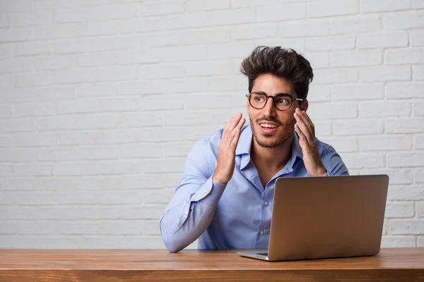 Jovem Homem Negócios Sentado Trabalhando Laptop Surpreso Chocado Olhando Com — Fotografia de Stock