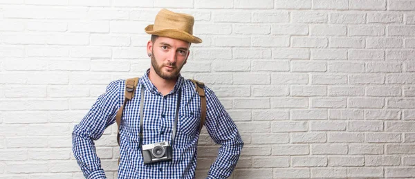 Mladý Cestovatel Muž Nosí Batoh Vinobraní Fotoaparát Rukama Boky Stojící — Stock fotografie