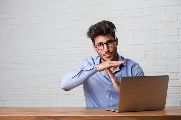 Jovem Homem Negócios Sentado Trabalhando Laptop Cansado Entediado Fazendo Gesto — Fotografia de Stock