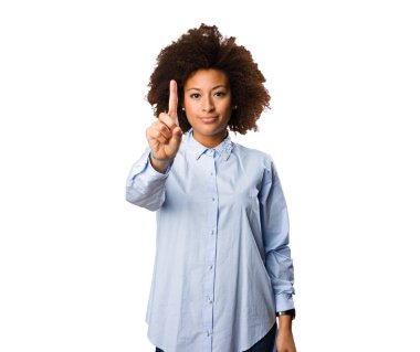 Genç siyah kadının bir jest yapması