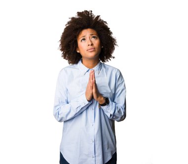 Genç siyah kadın dua