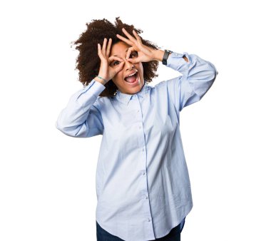 Genç siyah kadın gözlük jest yapıyor