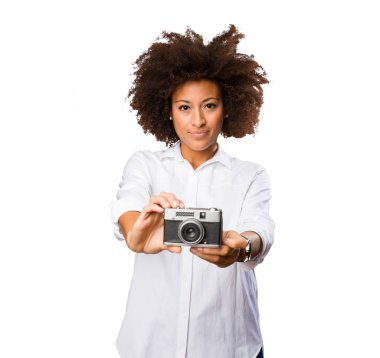Genç siyah kadın vintage bir kamera ile