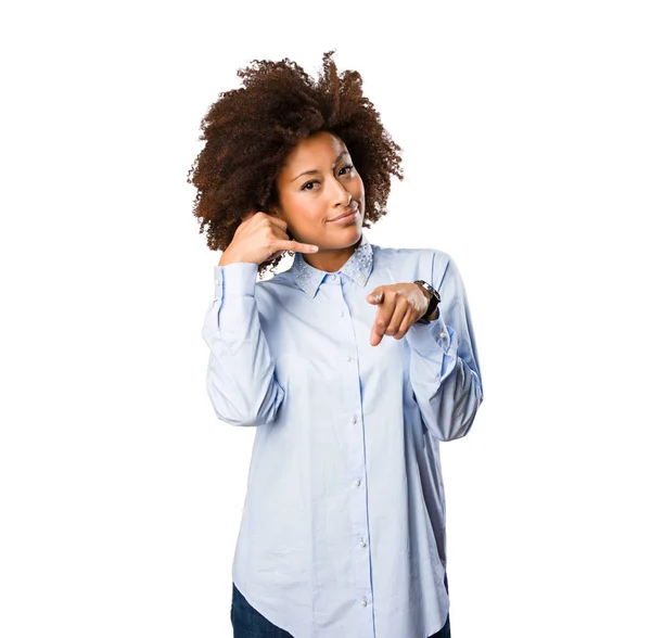 Jeune Femme Noire Faisant Geste Téléphonique — Photo