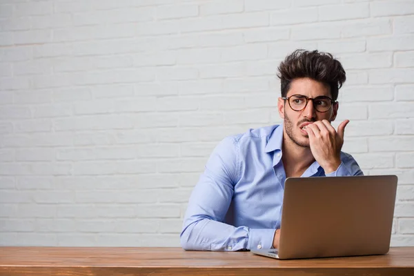 Jovem Homem Negócios Sentado Trabalhando Laptop Mordendo Unhas Nervoso Muito — Fotografia de Stock