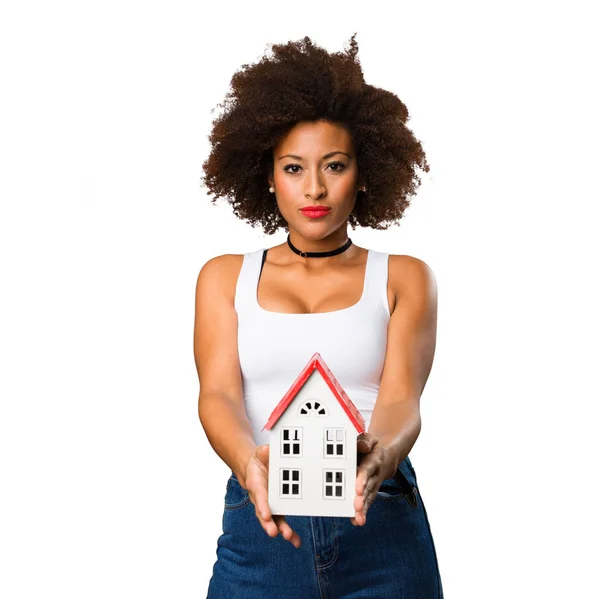 Молода Чорна Жінка Тримає Маленький Будинок — стокове фото