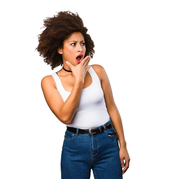 Überrascht Junge Schwarze Frau Bedeckt Ihren Mund Isoliert Auf Weißem — Stockfoto
