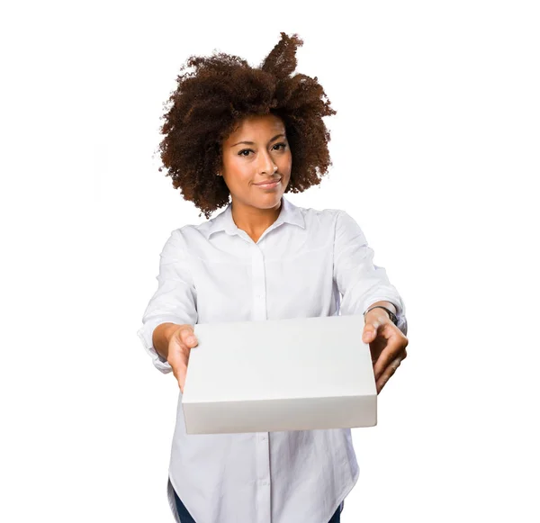 白い箱を持って若い黒人女性 — ストック写真