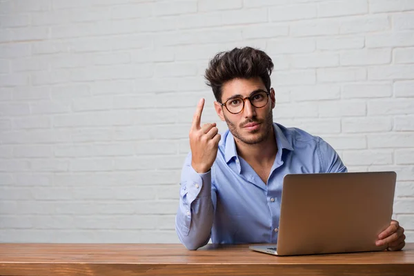 Jeune Homme Affaires Assis Travaillant Sur Ordinateur Portable Montrant Numéro — Photo