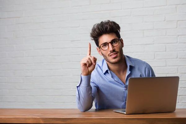 Giovane Uomo Affari Seduto Lavoro Computer Portatile Che Mostra Numero — Foto Stock