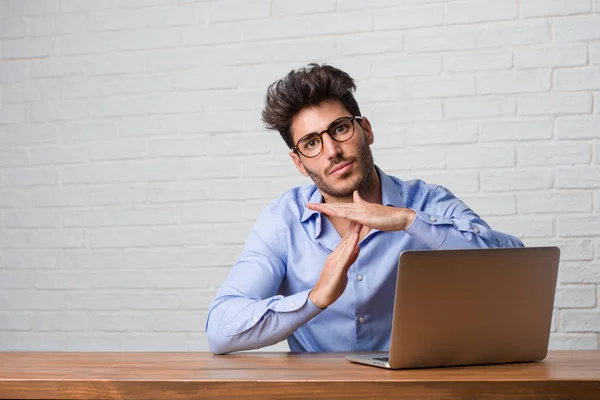 Jonge Zakenman Zitten Werken Een Laptop Moe Verveeld Een Gebaar — Stockfoto