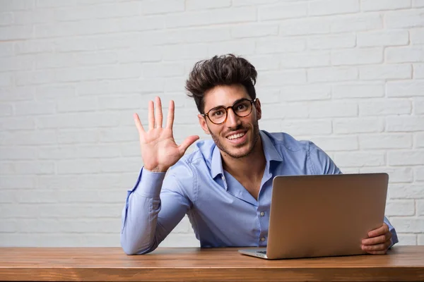 Joven Hombre Negocios Sentado Trabajando Una Computadora Portátil Que Muestra —  Fotos de Stock