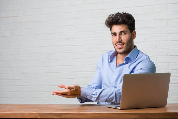 Jovem Homem Negócios Sentado Trabalhando Laptop Segurando Algo Com Mãos — Fotografia de Stock