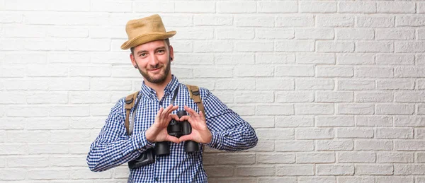 Mladý Cestovatel Muž Nošení Batohu Vinobraní Fotoaparát Takže Srdce Rukama — Stock fotografie