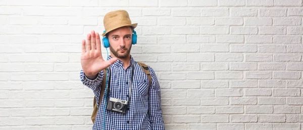 Joven Viajero Hombre Con Mochila Una Cámara Vintage Seria Decidida —  Fotos de Stock