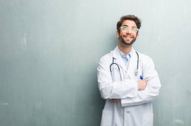 Genç dostu Doktor adama karşı bir grunge duvar düşündüğüm bir şey, arıyorum bir kopya alanı ile eğlenceli ve bir fikir, hayal gücü, mutlu ve heyecanlı kavramı olan