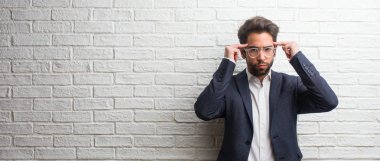 Tam karşıda görünen bir konsantrasyon jest yapma genç dostu iş adam adam bir hedef odaklı