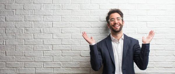 Joven Hombre Negocios Amigable Riendo Divirtiéndose Siendo Relajado Alegre Siente — Foto de Stock