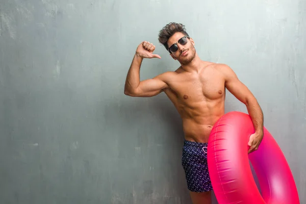 Hombre Atlético Joven Que Lleva Traje Baño Contra Una Pared —  Fotos de Stock