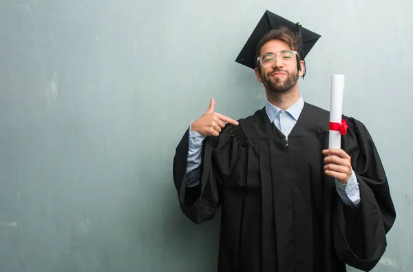 Ung Utexaminerades Man Mot Grunge Vägg Med Kopia Utrymme Stolt — Stockfoto