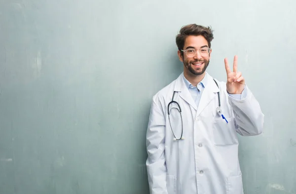 Jonge Vriendelijke Dokter Man Tegen Een Grunge Muur Met Een — Stockfoto