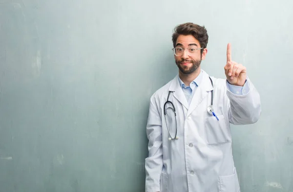 Mladý Přátelský Lékař Muž Grunge Zeď Mezerou Kopie Ukazující Číslo — Stock fotografie