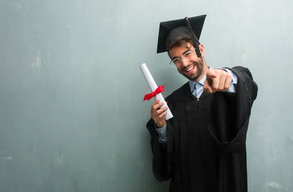 Joven Graduado Contra Una Pared Grunge Con Espacio Copia Alegre —  Fotos de Stock