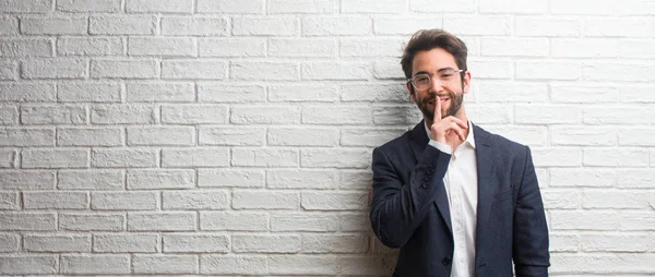 Giovane Uomo Affari Amichevole Mantenere Segreto Chiedere Silenzio Volto Serio — Foto Stock