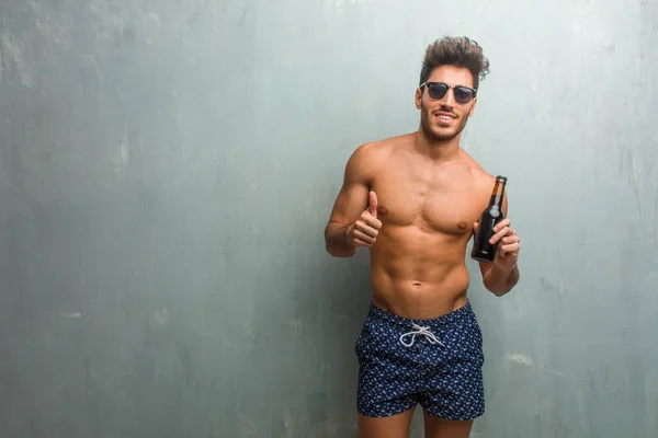 Junger Athletischer Mann Badeanzug Vor Einer Grunge Wand Fröhlich Und — Stockfoto