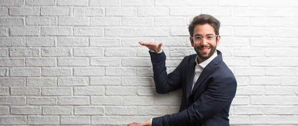 Mladý Přátelský Obchodní Muž Drží Něco Rukama Ukazující Produkt Usměvavá — Stock fotografie