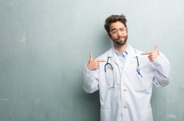 Bir kopya alanı gurur ve kendinden emin, grunge duvarla karşı genç dostu Doktor insan işaret parmakları, örnek takip etmek, memnuniyeti, kibir ve sağlık kavramı