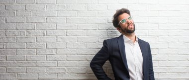 Sırt ağrısı nedeniyle iş stresi, yorgun ve zeki olan genç dostu iş adam