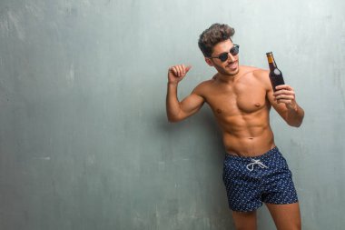 Hareket, müzik, dans ve sahip eğlenceli bir grunge duvara bir mayo giyen genç atletik adam bağırıyor ve mutluluk, Özgürlük kavramı ifade