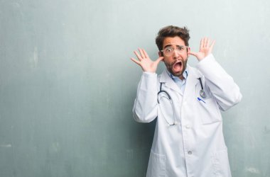 Kontrolden çıktı, özgürlük ve vahşi ifade etmek komik deli çığlık genç dostu Doktor adam deli ve umutsuz, kopya alanı ile bir grunge duvara