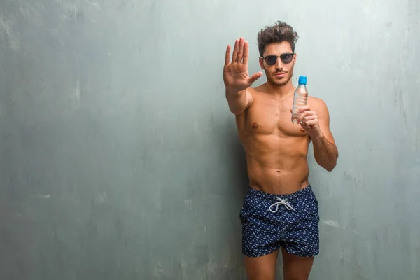 Junger Athletischer Mann Badeanzug Gegen Eine Grunge Wand Ernst Und — Stockfoto