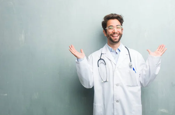 Mladý Přátelský Lékař Člověk Grunge Zeď Mezerou Kopie Směje Baví — Stock fotografie