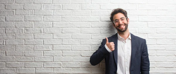 Joven Hombre Negocios Amigable Alegre Emocionado Sonriendo Levantando Pulgar Hacia —  Fotos de Stock