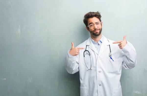 Man Van Jonge Vriendelijke Dokter Tegen Een Muur Van Grunge — Stockfoto