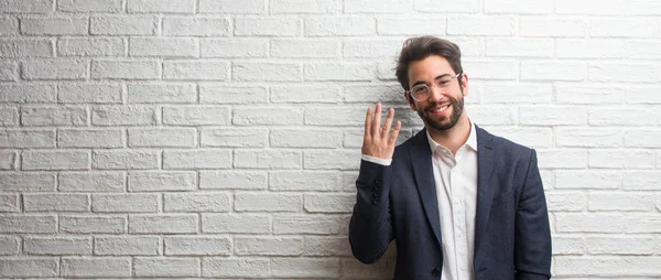 Jovem Homem Negócios Amigável Mostrando Número Quatro Símbolo Contagem Conceito — Fotografia de Stock