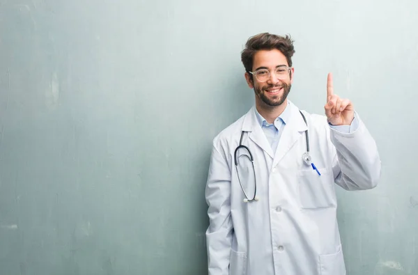Mladý Přátelský Lékař Muž Grunge Zeď Mezerou Kopie Ukazující Číslo — Stock fotografie